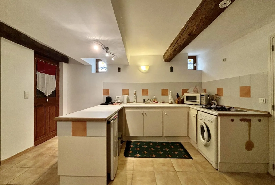 Maison de village avec terrasse, garage et vues imprenables à Alignan-du-Vent 