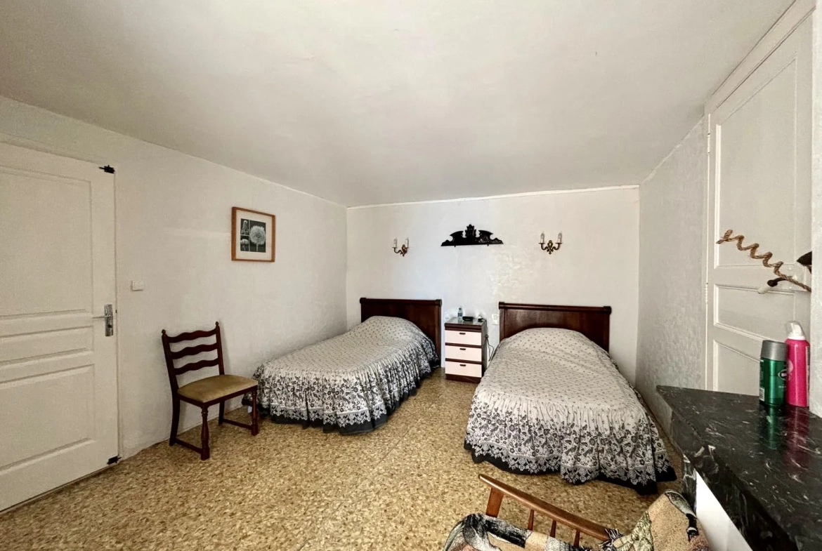 Maison de village avec terrasse, garage et vues imprenables à Alignan-du-Vent 