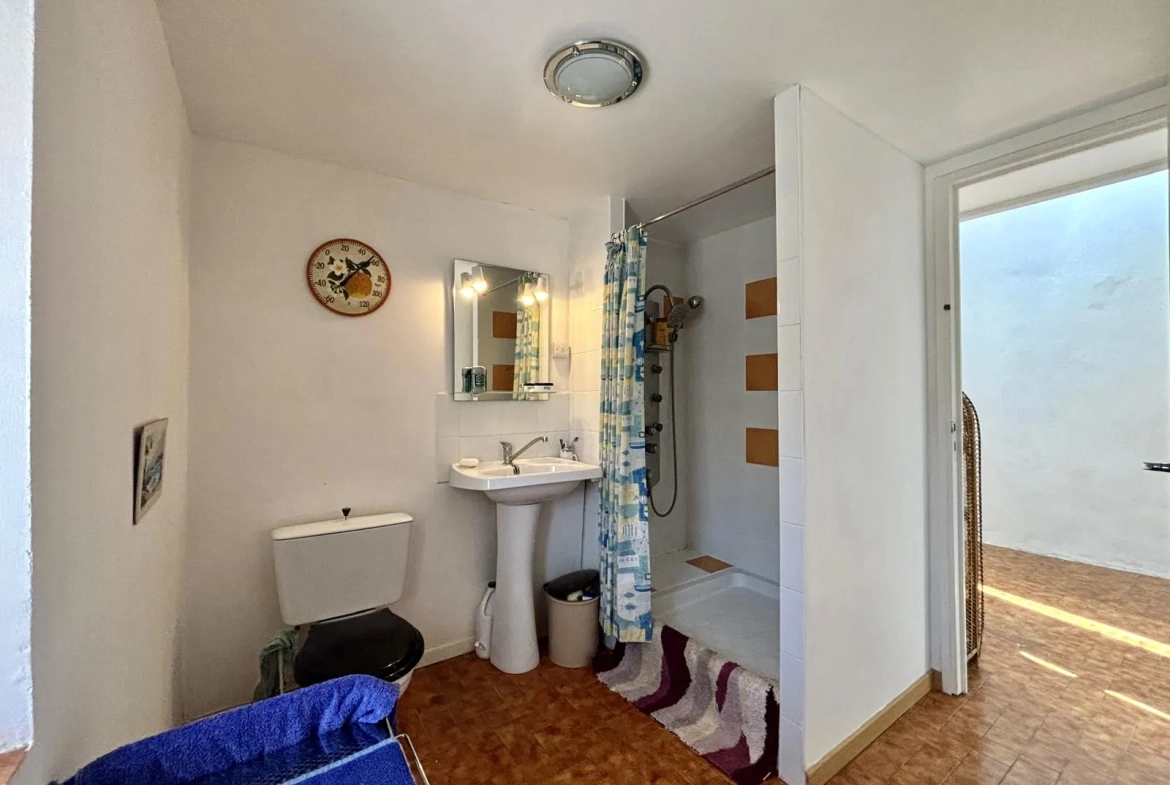 Maison de village avec terrasse, garage et vues imprenables à Alignan-du-Vent 