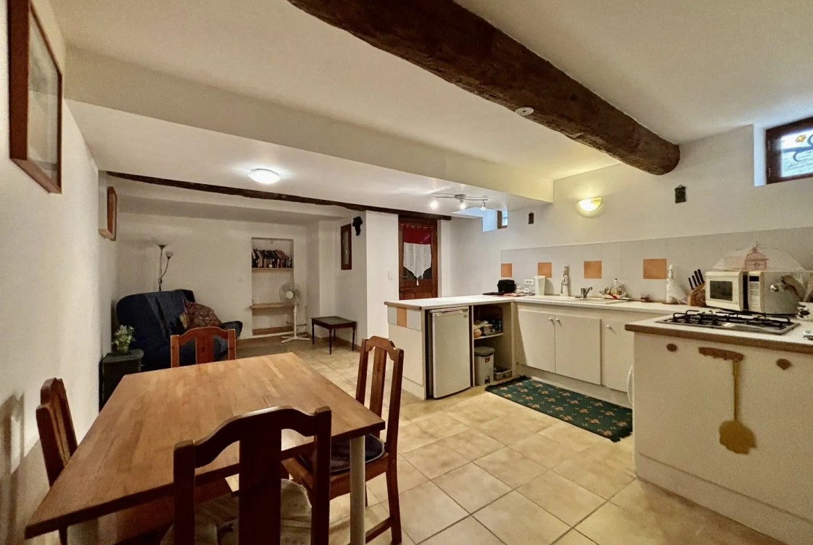 Maison de village avec terrasse, garage et vues imprenables à Alignan-du-Vent 