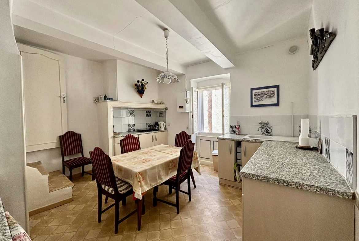 Maison de village avec terrasse, garage et vues imprenables à Alignan-du-Vent 