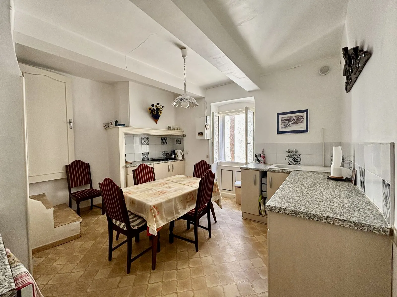 Maison de village avec terrasse, garage et vues imprenables à Alignan-du-Vent 