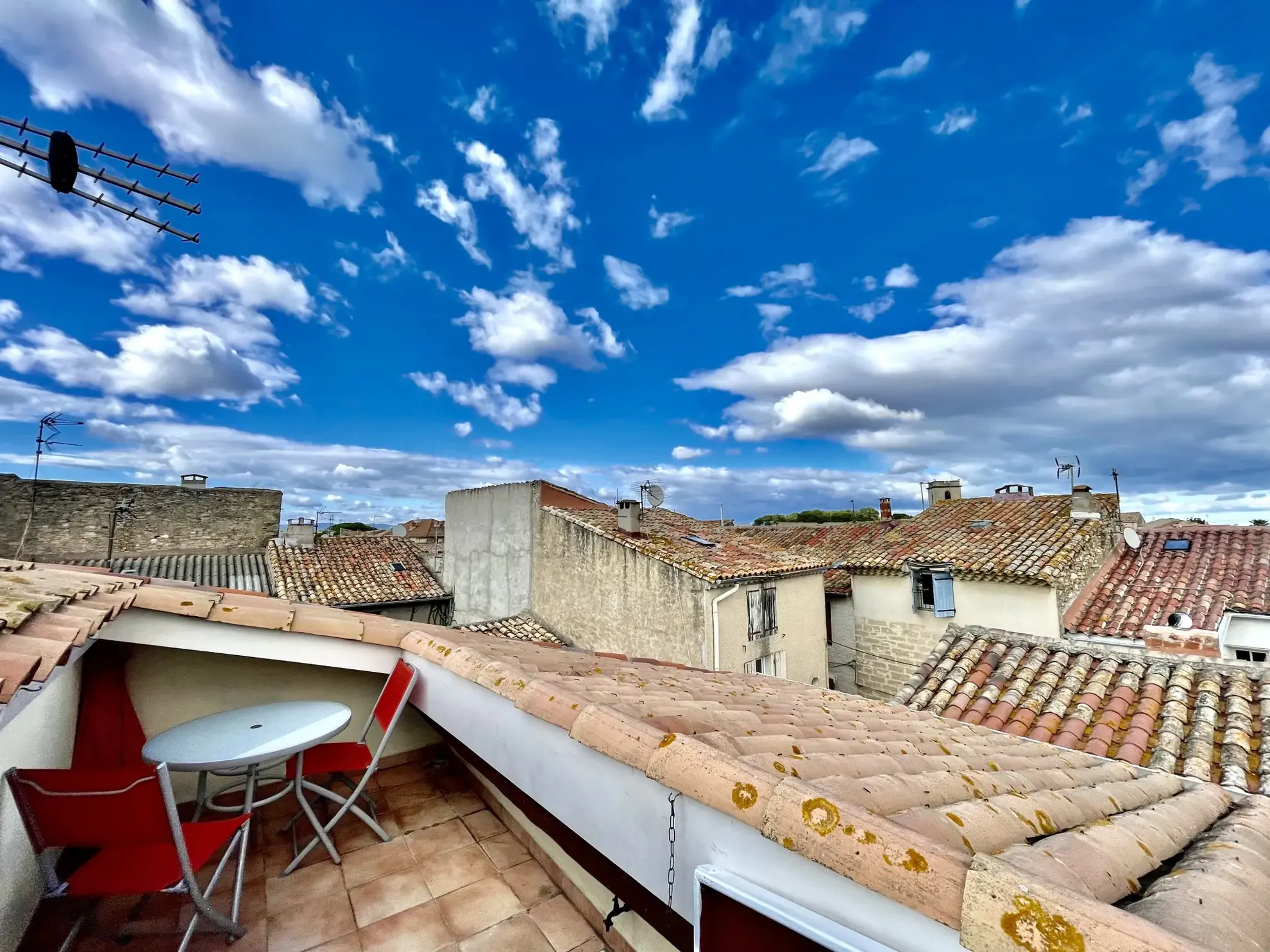 Maison de village avec terrasse, garage et vues imprenables à Alignan-du-Vent 