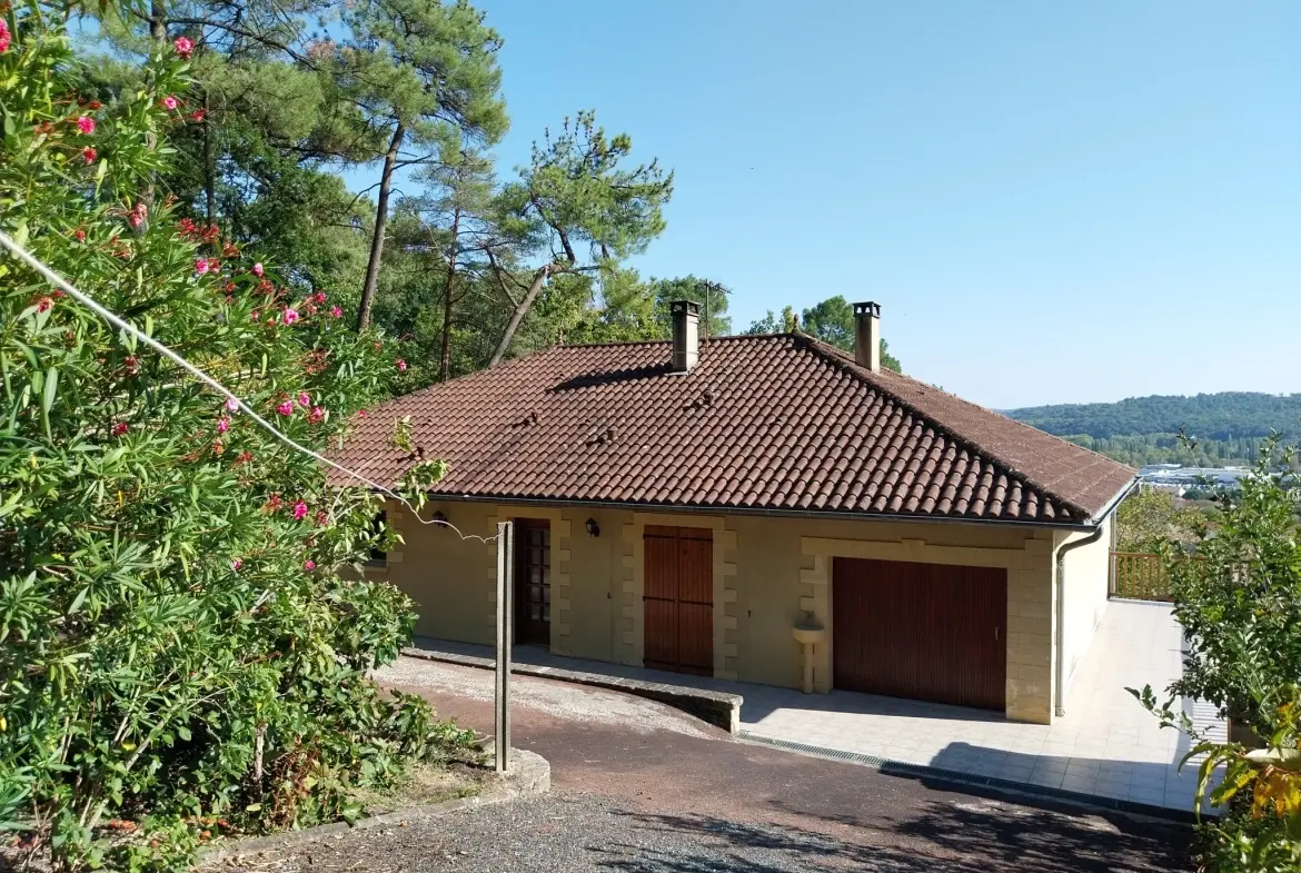 Maison familiale à vendre à Chancelade avec vue exceptionnelle et grand terrain 