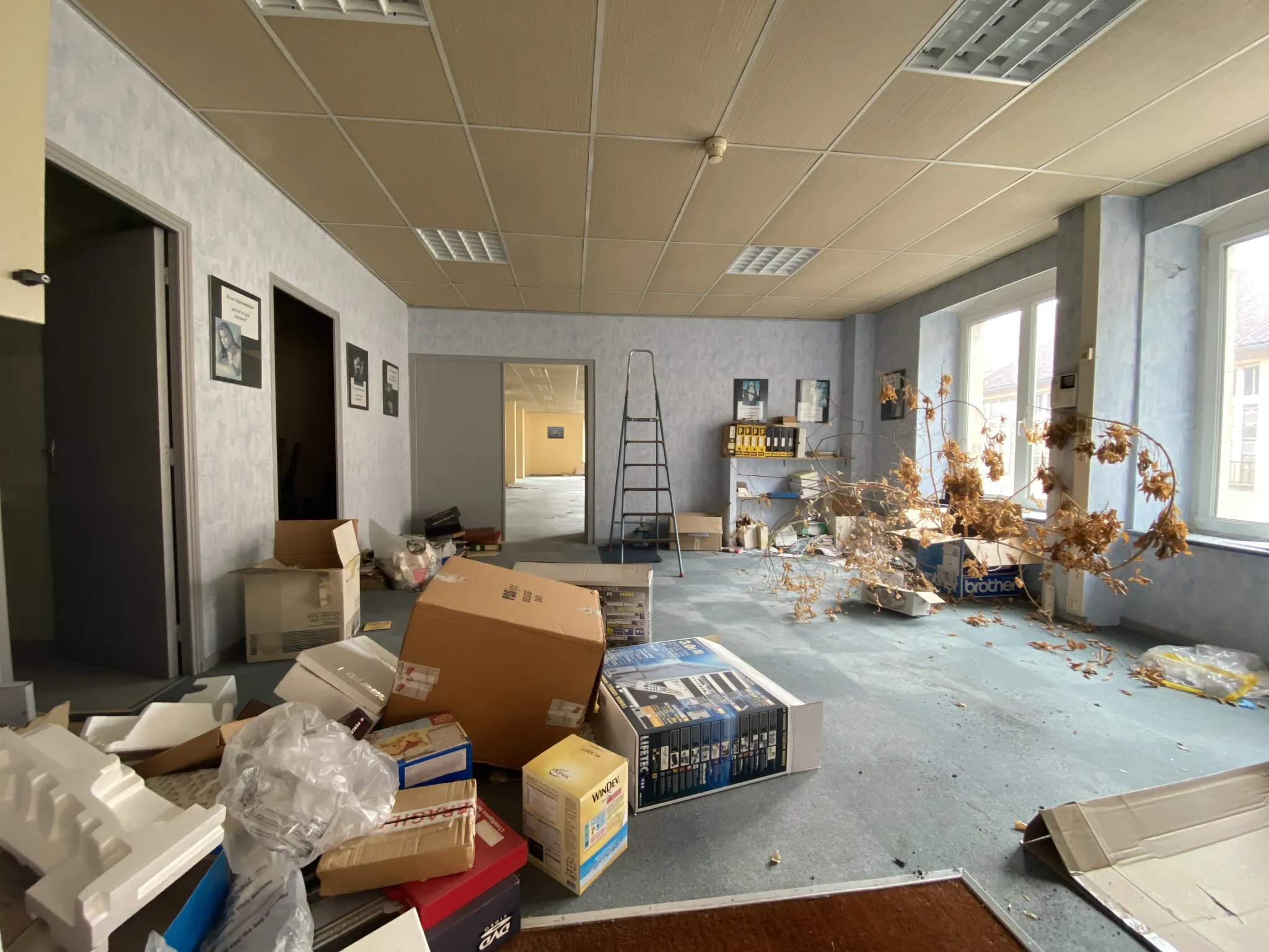 Local professionnel de 201 m² à louer à Lunéville, au cœur de la zone commerciale 