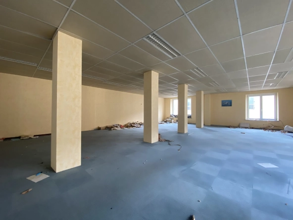 Local professionnel de 201 m² à louer à Lunéville, au cœur de la zone commerciale