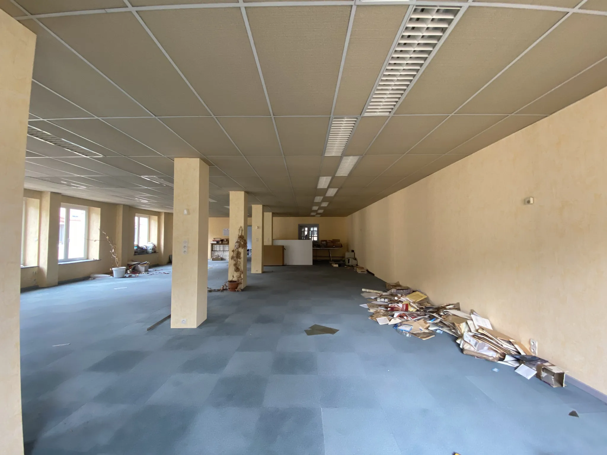 Local professionnel de 201 m² à louer à Lunéville, au cœur de la zone commerciale 