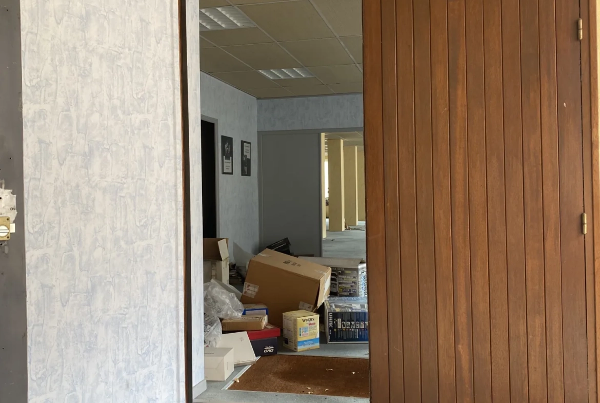Local professionnel de 201 m² à louer à Lunéville, au cœur de la zone commerciale 