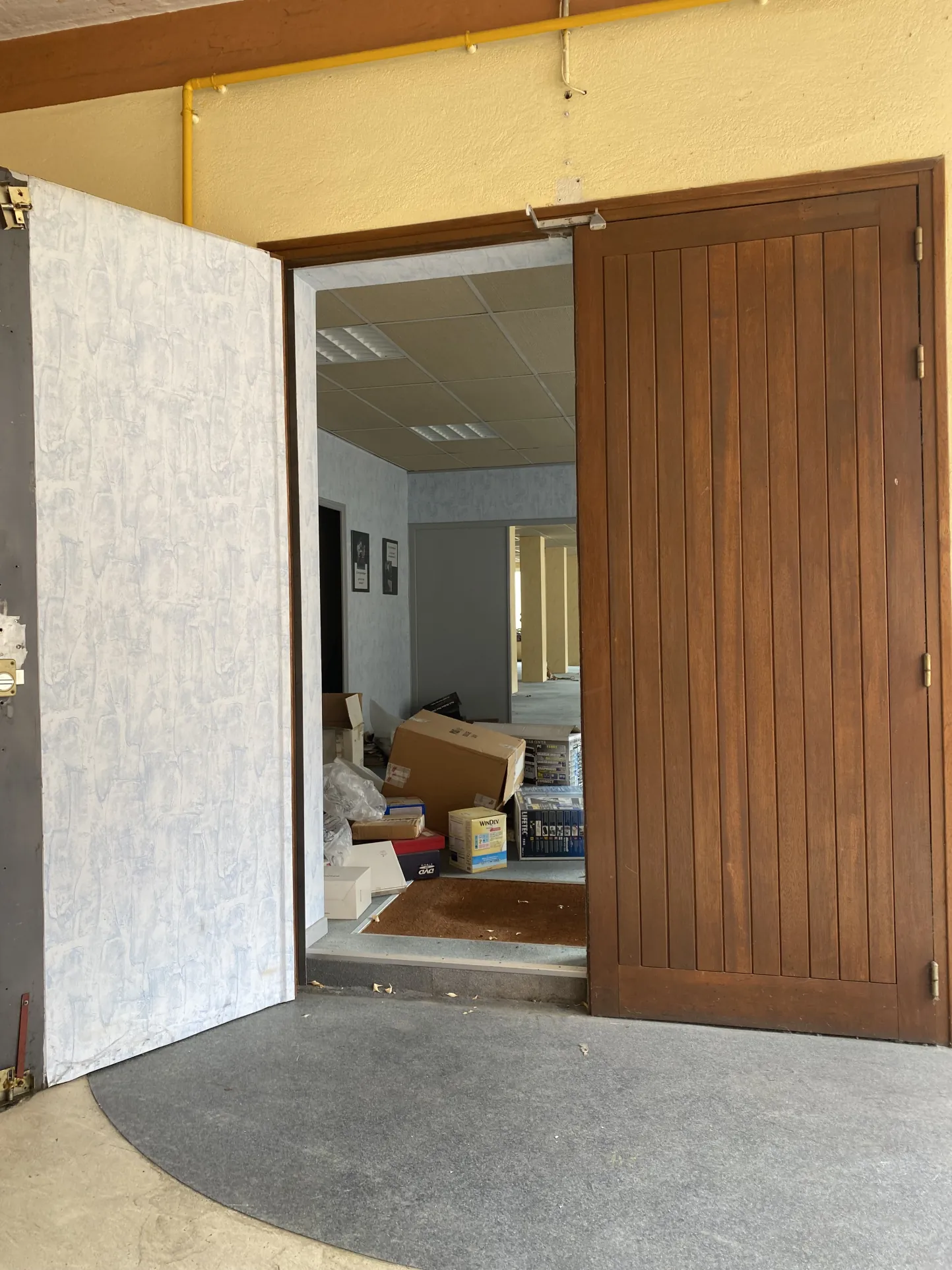 Local professionnel de 201 m² à louer à Lunéville, au cœur de la zone commerciale 