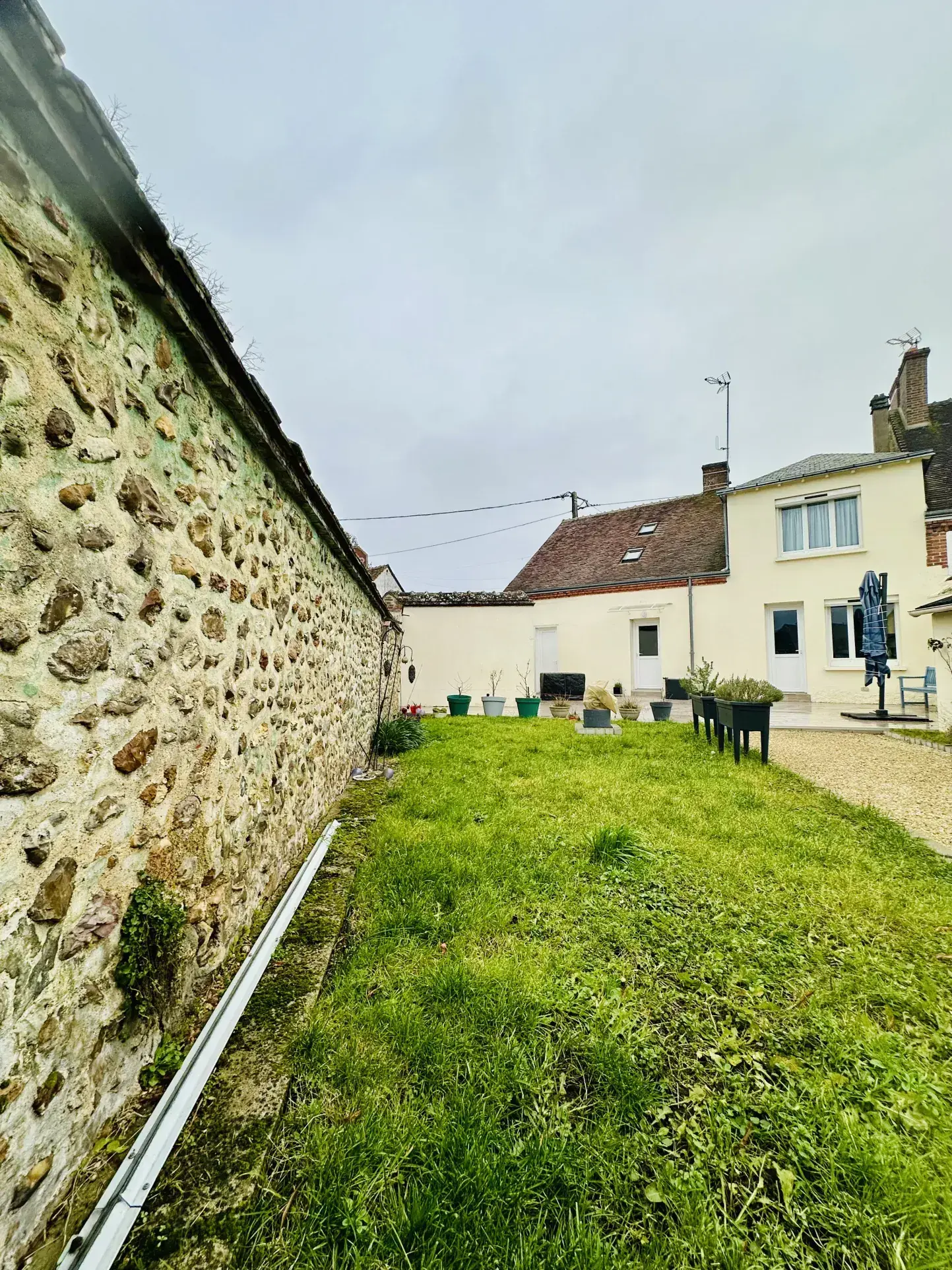 Charmante maison familiale à Vendôme avec jardin et terrasse, proche commodités 