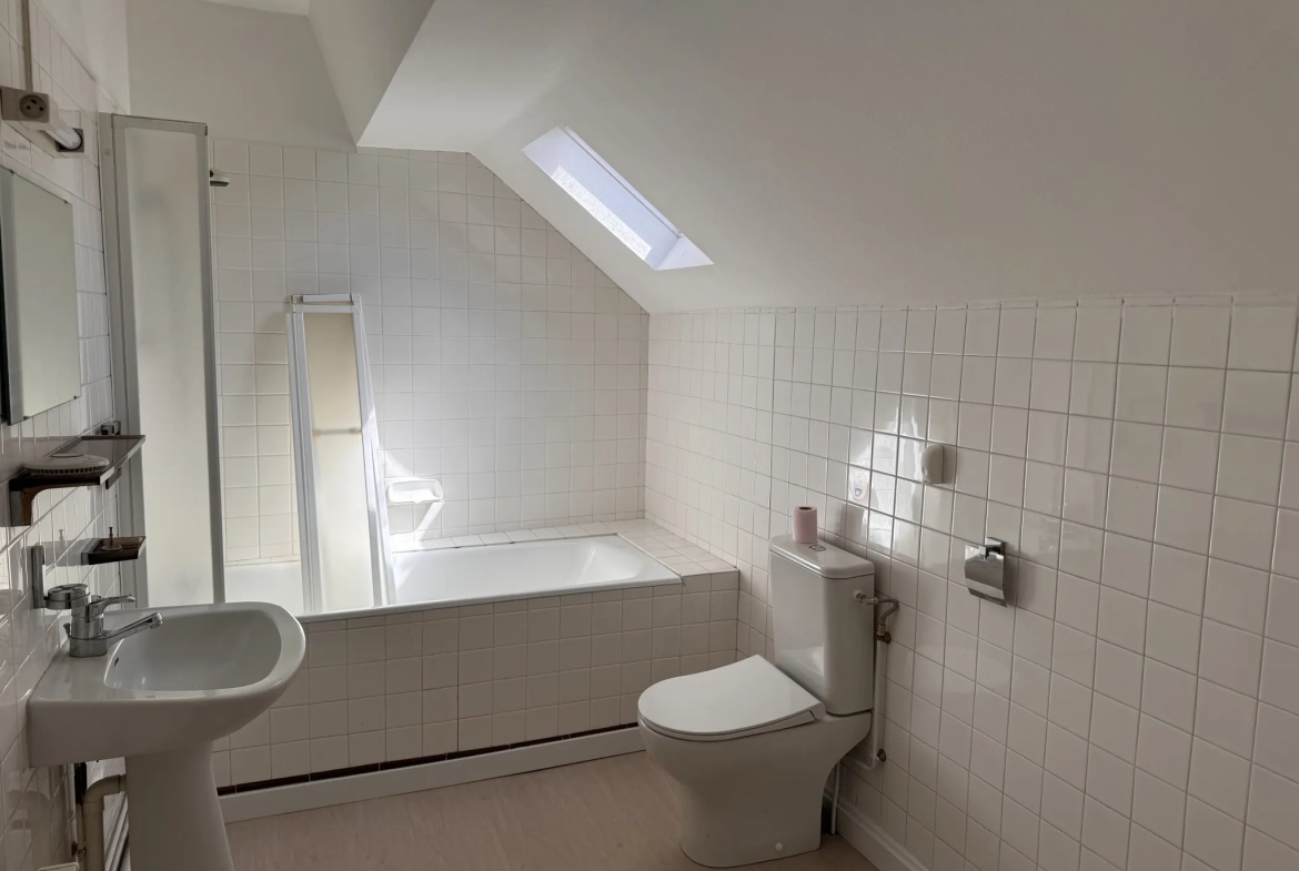 Maison de ville à Objat de 160 m² avec terrasse et garage 