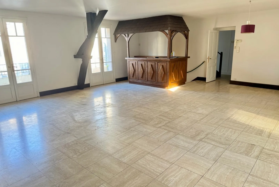 Maison de ville à Objat de 160 m² avec terrasse et garage 