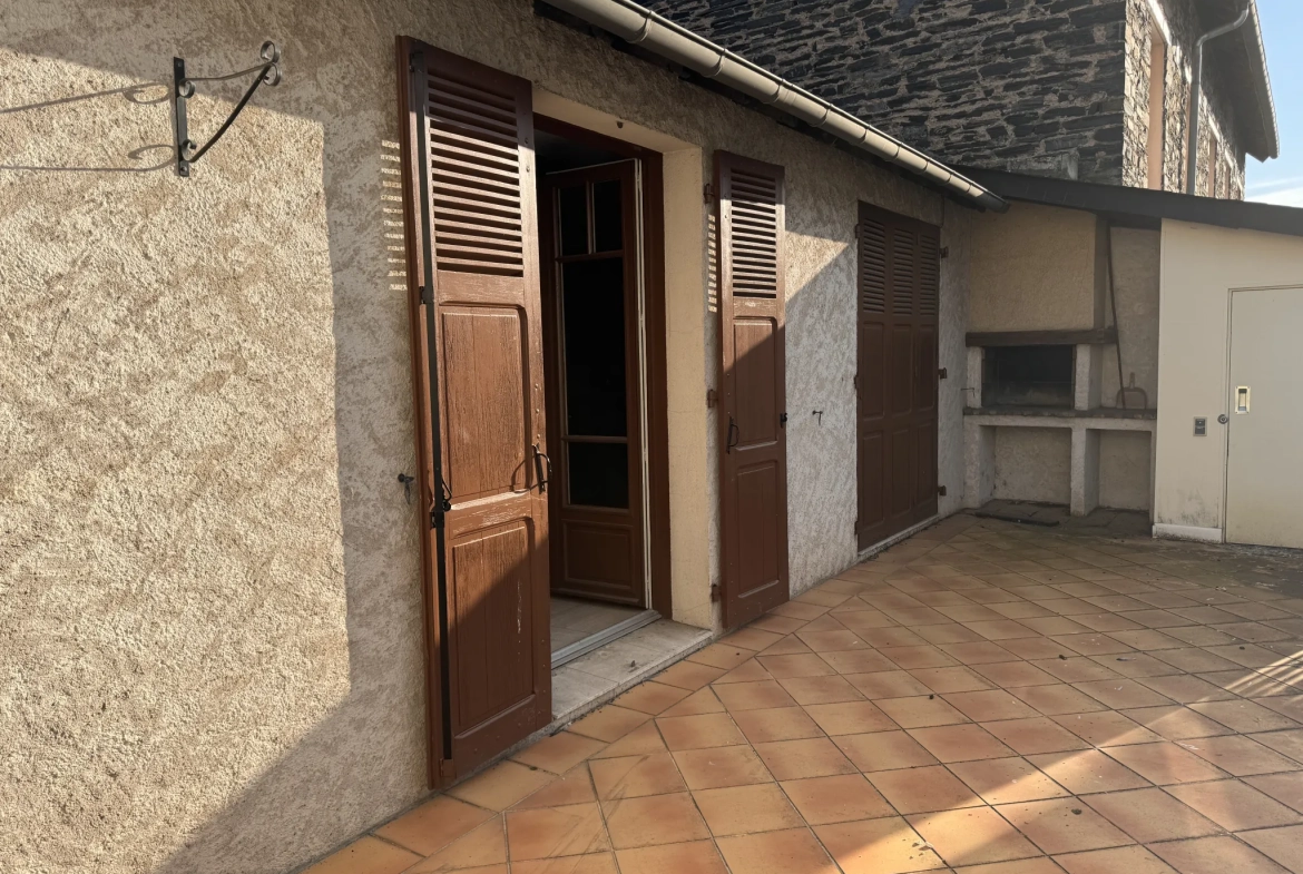 Maison de ville à Objat de 160 m² avec terrasse et garage 