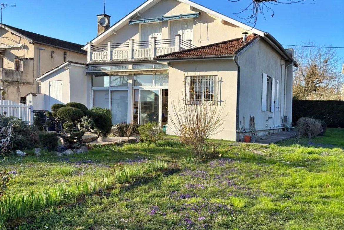 Maison à vendre à Agen de 185 m² avec double garage et grand potentiel de rénovation 