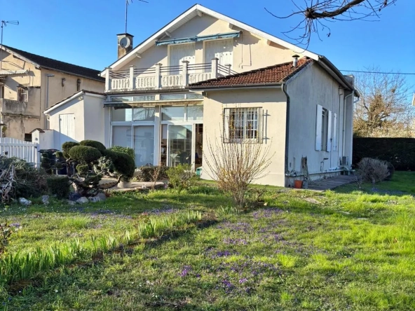 Maison à vendre à Agen de 185 m² avec double garage et grand potentiel de rénovation