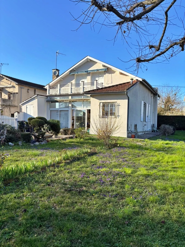 Maison à vendre à Agen de 185 m² avec double garage et grand potentiel de rénovation