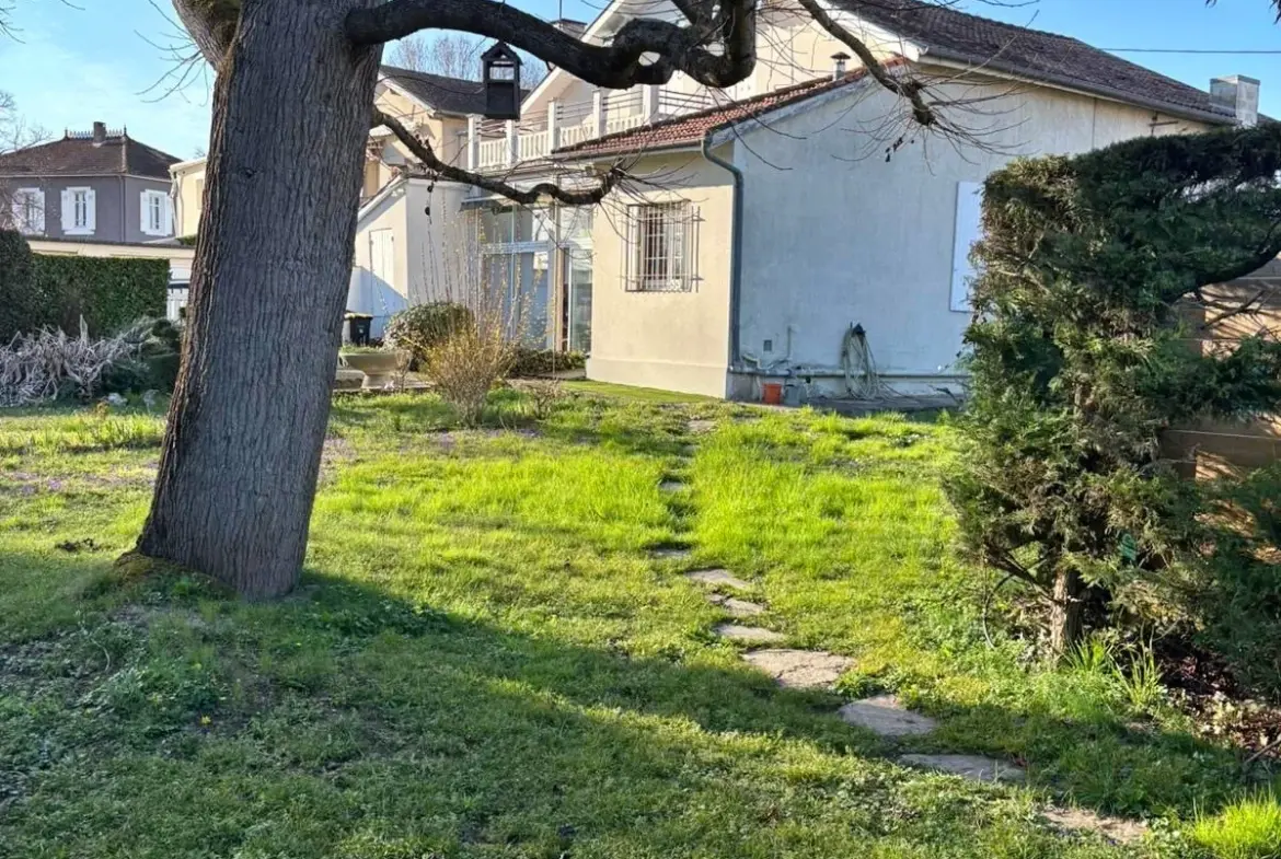 Maison à vendre à Agen de 185 m² avec double garage et grand potentiel de rénovation 