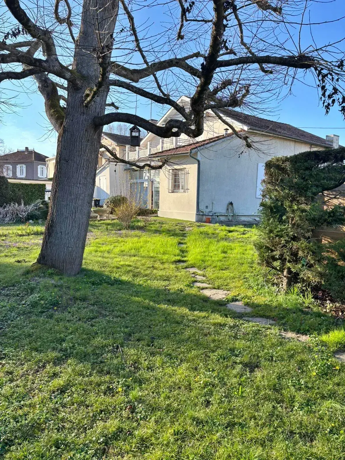 Maison à vendre à Agen de 185 m² avec double garage et grand potentiel de rénovation 