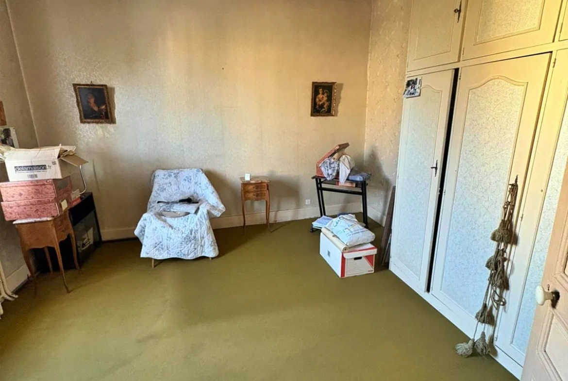 Maison à vendre à Agen de 185 m² avec double garage et grand potentiel de rénovation 