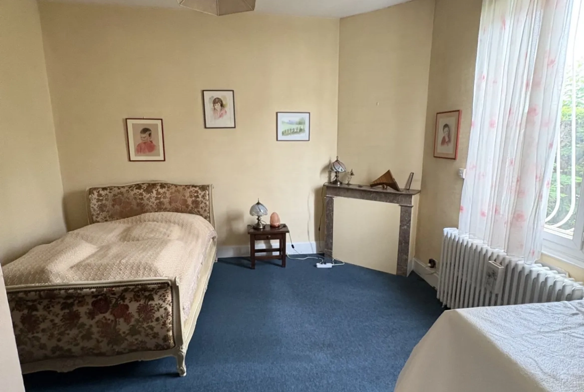 Maison à vendre à Agen de 185 m² avec double garage et grand potentiel de rénovation 