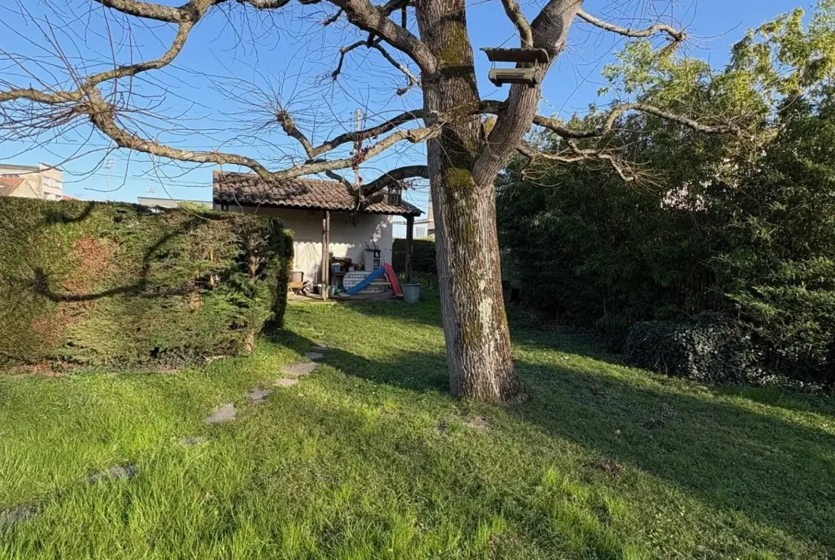 Maison à vendre à Agen de 185 m² avec double garage et grand potentiel de rénovation 