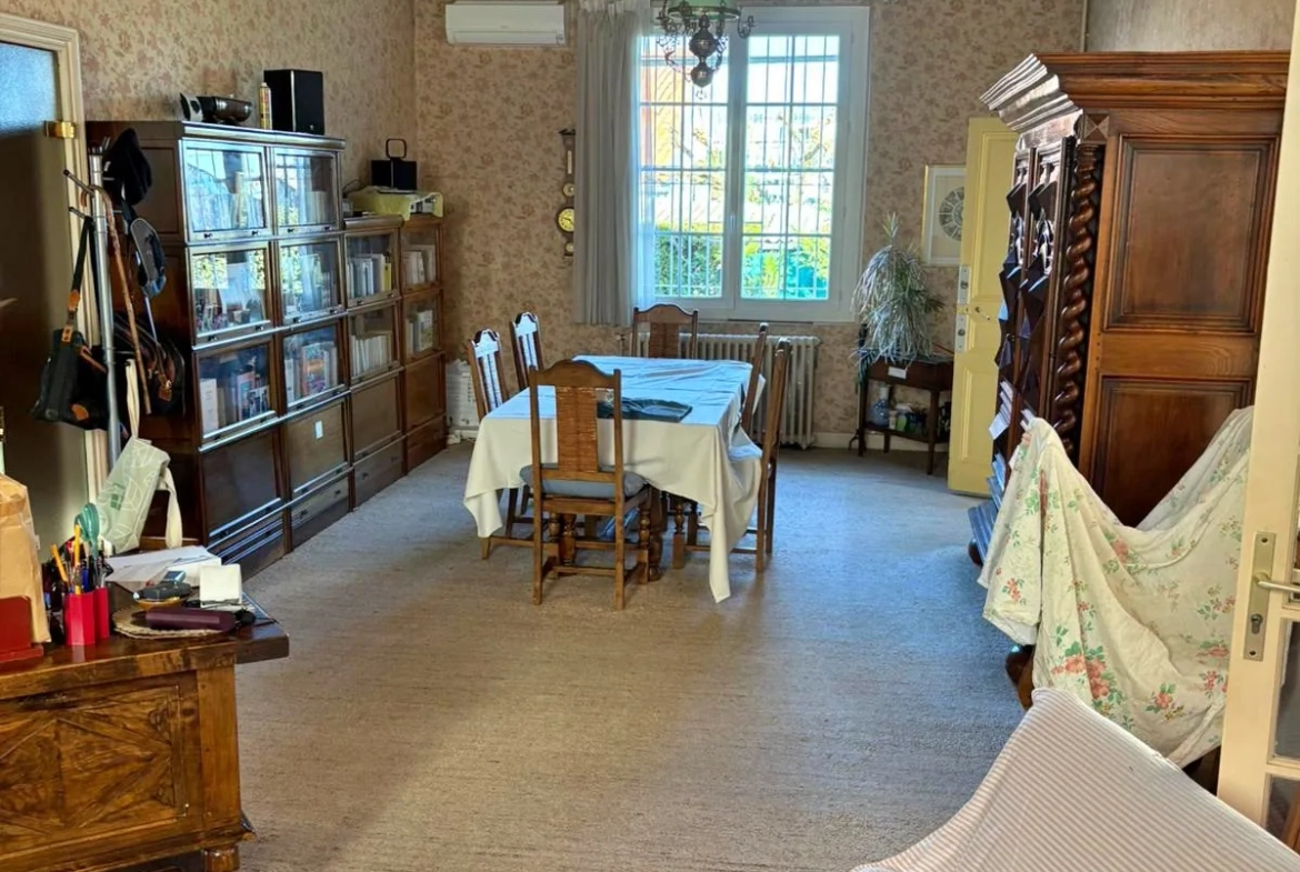 Maison à vendre à Agen de 185 m² avec double garage et grand potentiel de rénovation 