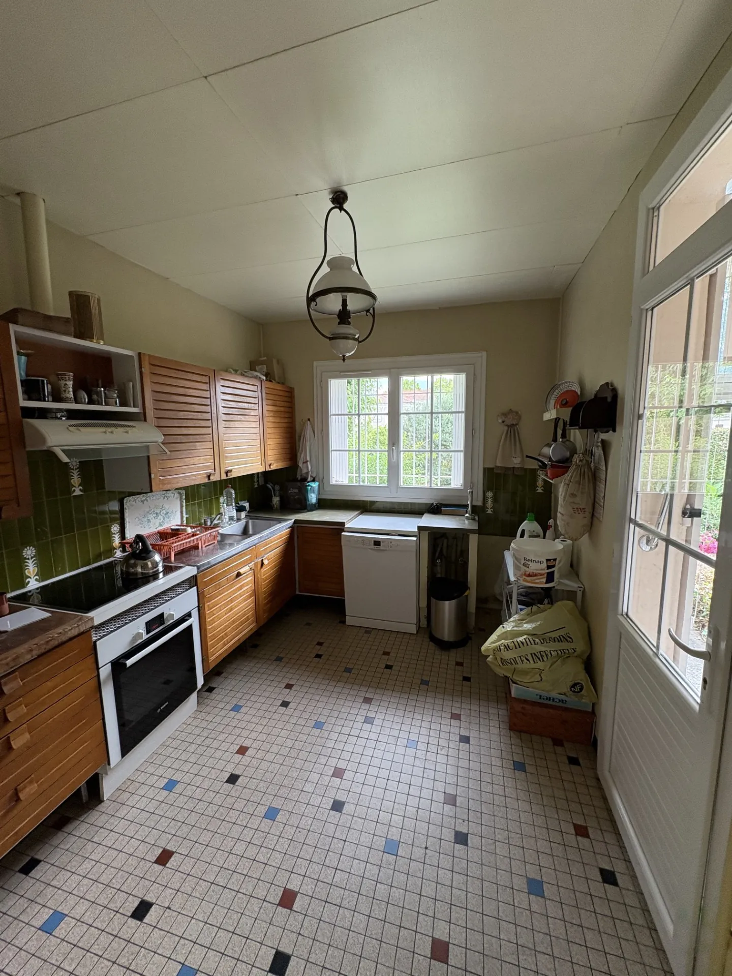 Maison à vendre à Agen de 185 m² avec double garage et grand potentiel de rénovation 