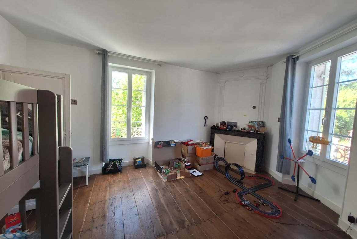 Charmante maison de maître de 200 m² à Ribérac, proche commerces et écoles 