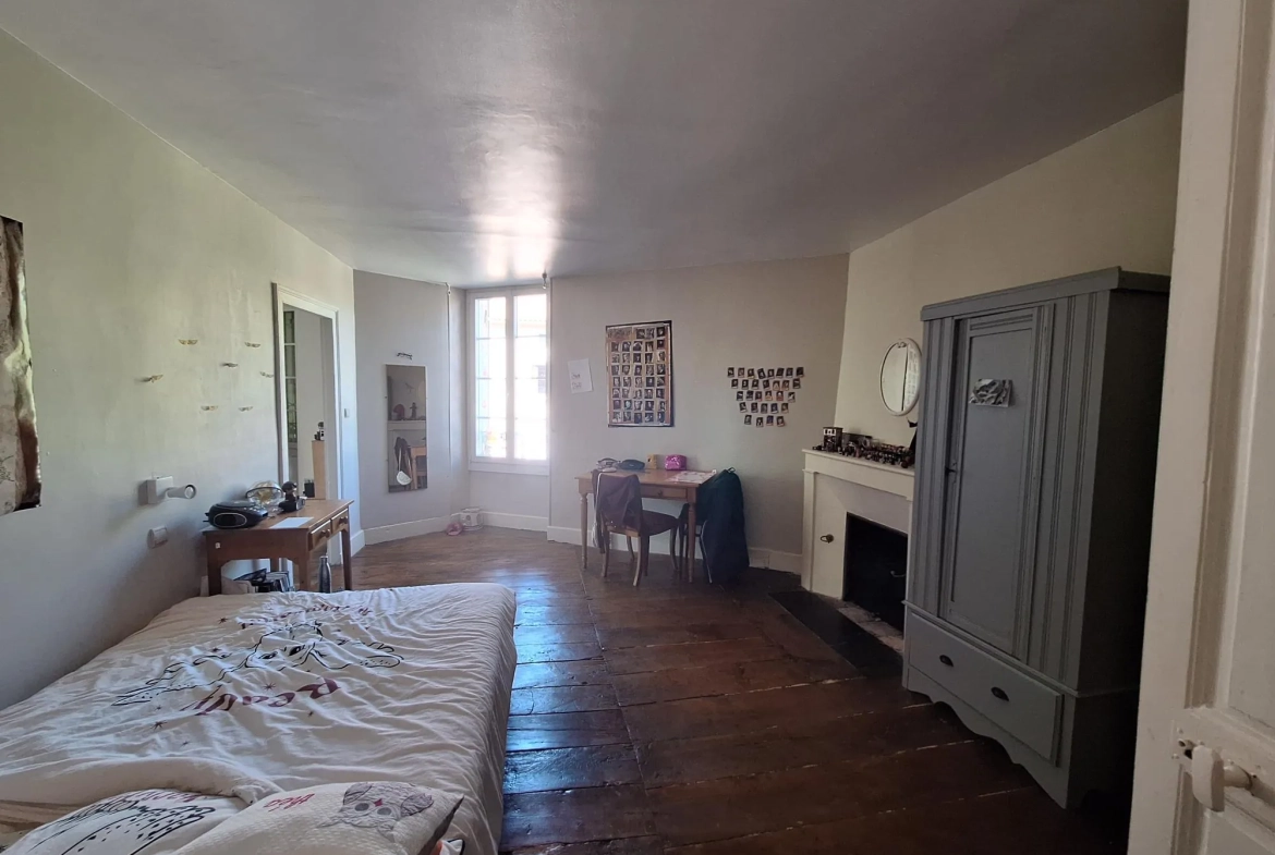 Charmante maison de maître de 200 m² à Ribérac, proche commerces et écoles 