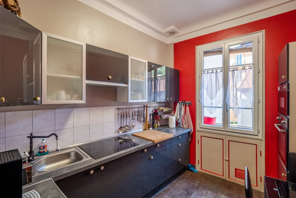Appartement 2 pièces à Nice Libération – 46 m² rénové avec parquet, idéal emplacement 
