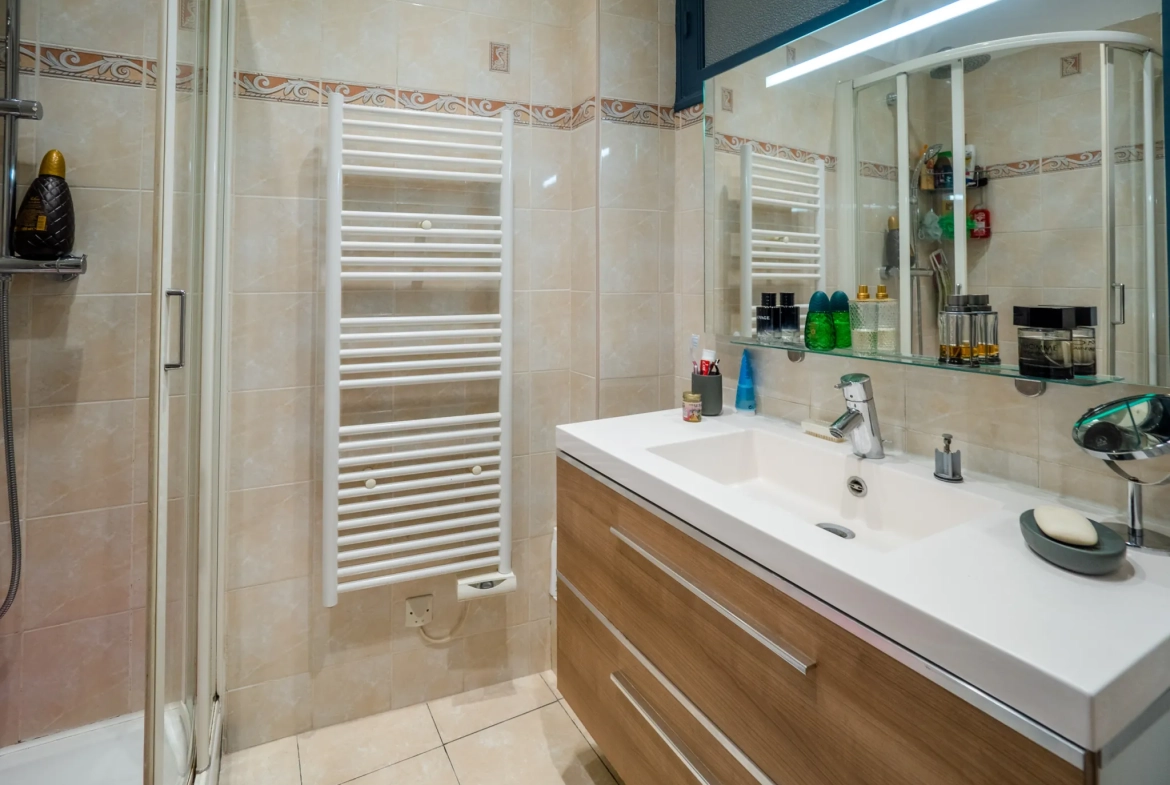 Appartement 2 pièces à Nice Libération – 46 m² rénové avec parquet, idéal emplacement 