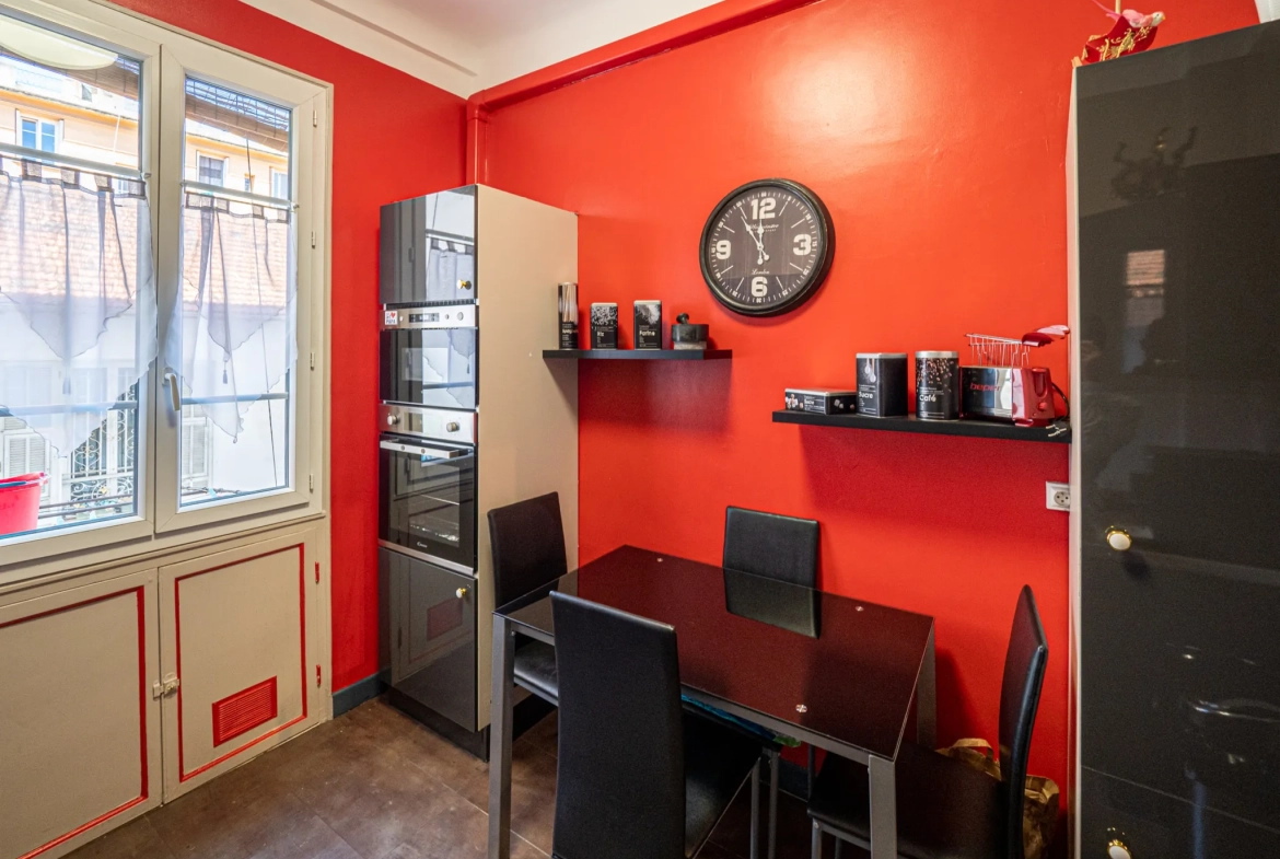 Appartement 2 pièces à Nice Libération – 46 m² rénové avec parquet, idéal emplacement 