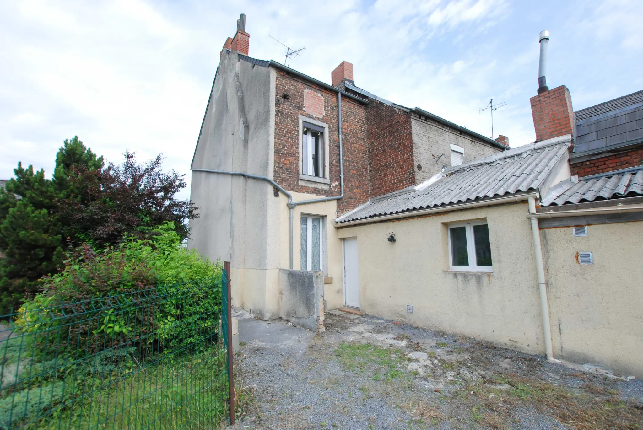 Maison 4 chambres à Jeumont avec jardin et grand potentiel 