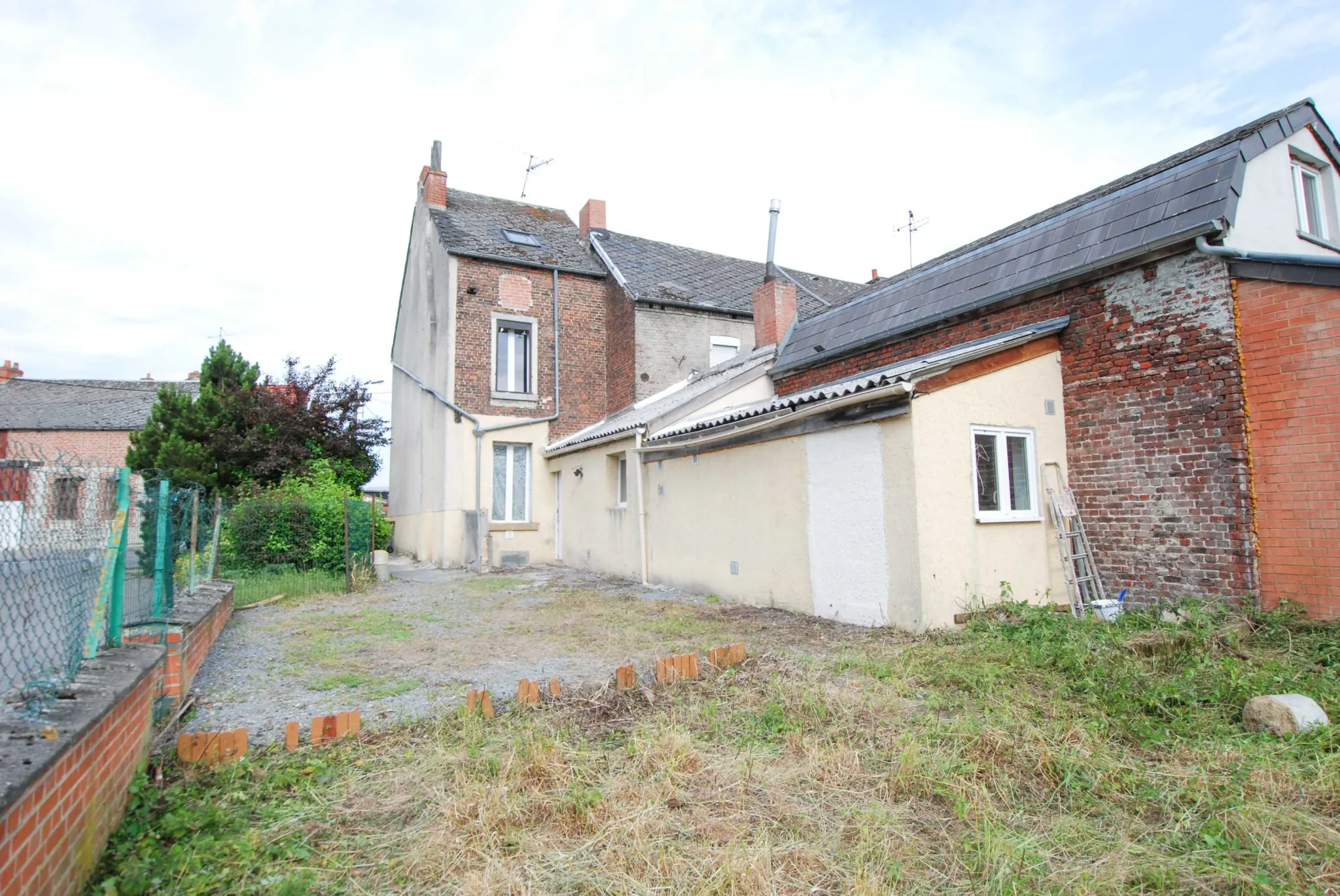 Maison 4 chambres à Jeumont avec jardin et grand potentiel 