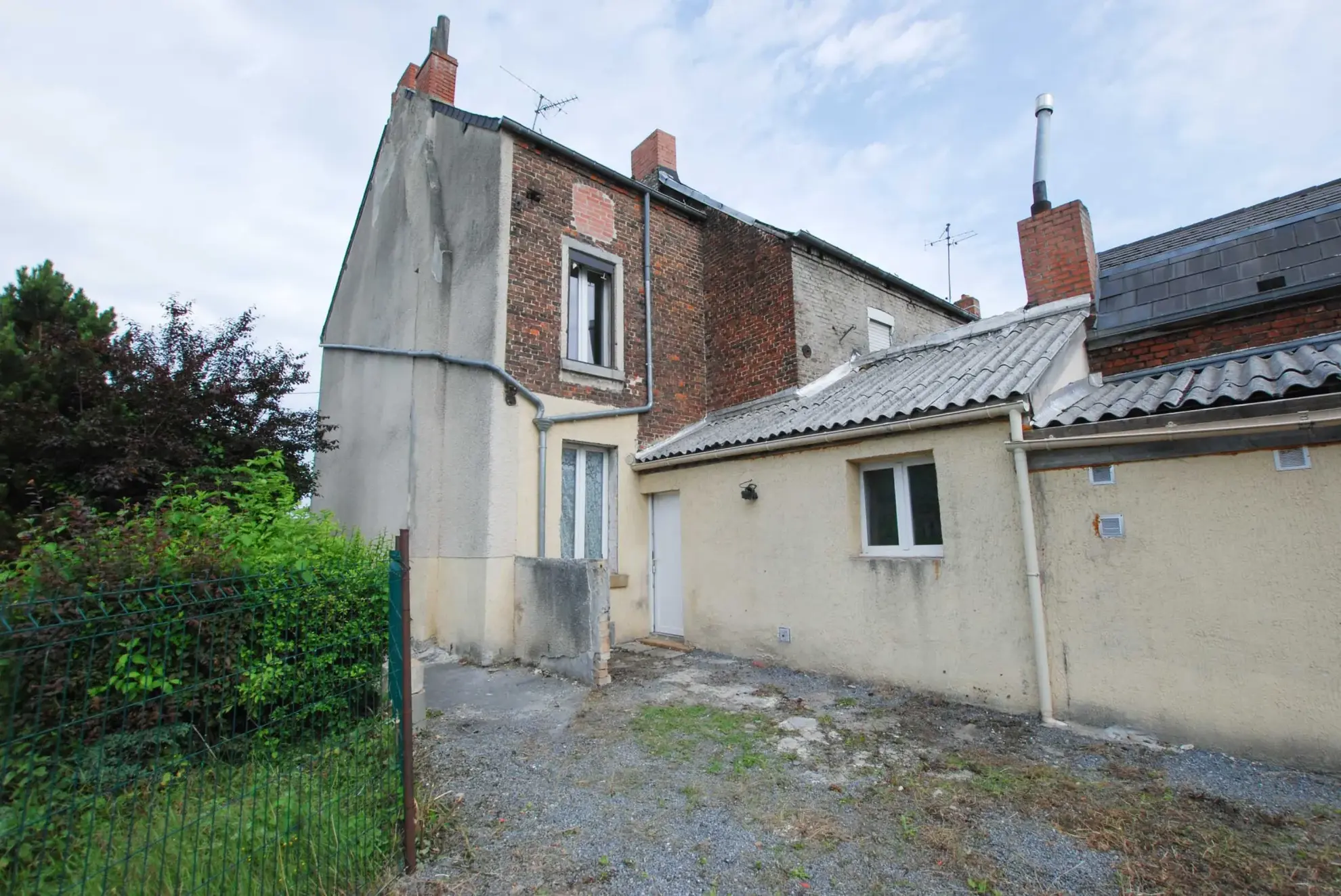 Maison 4 chambres à Jeumont avec jardin et grand potentiel 