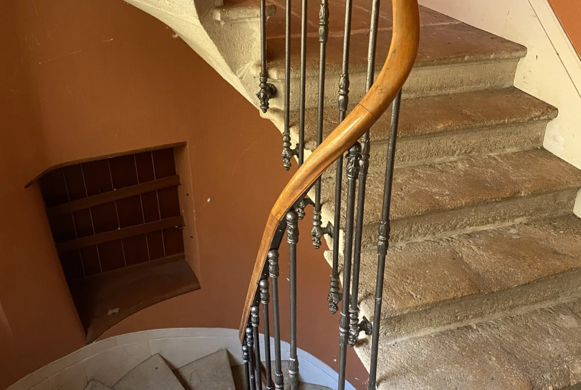 Immeuble de charme à La Réole avec cour, cave et potentiel d'investissement 