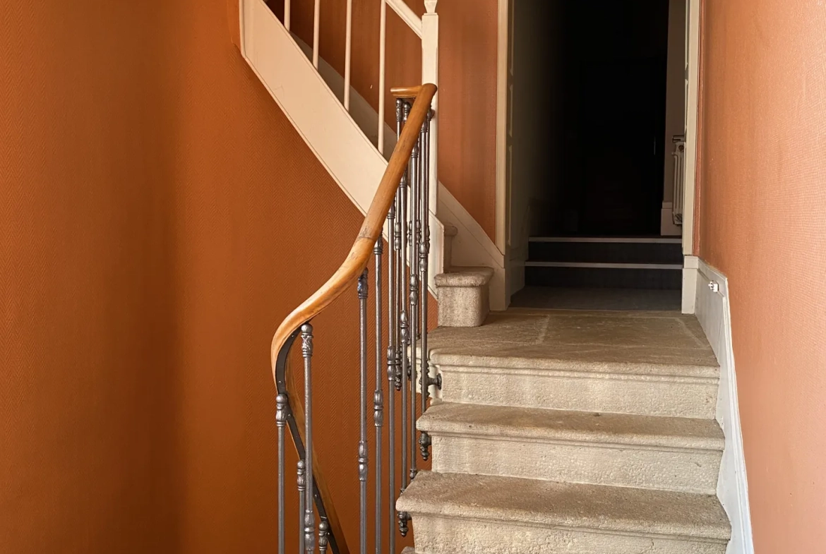 Immeuble de charme à La Réole avec cour, cave et potentiel d'investissement 