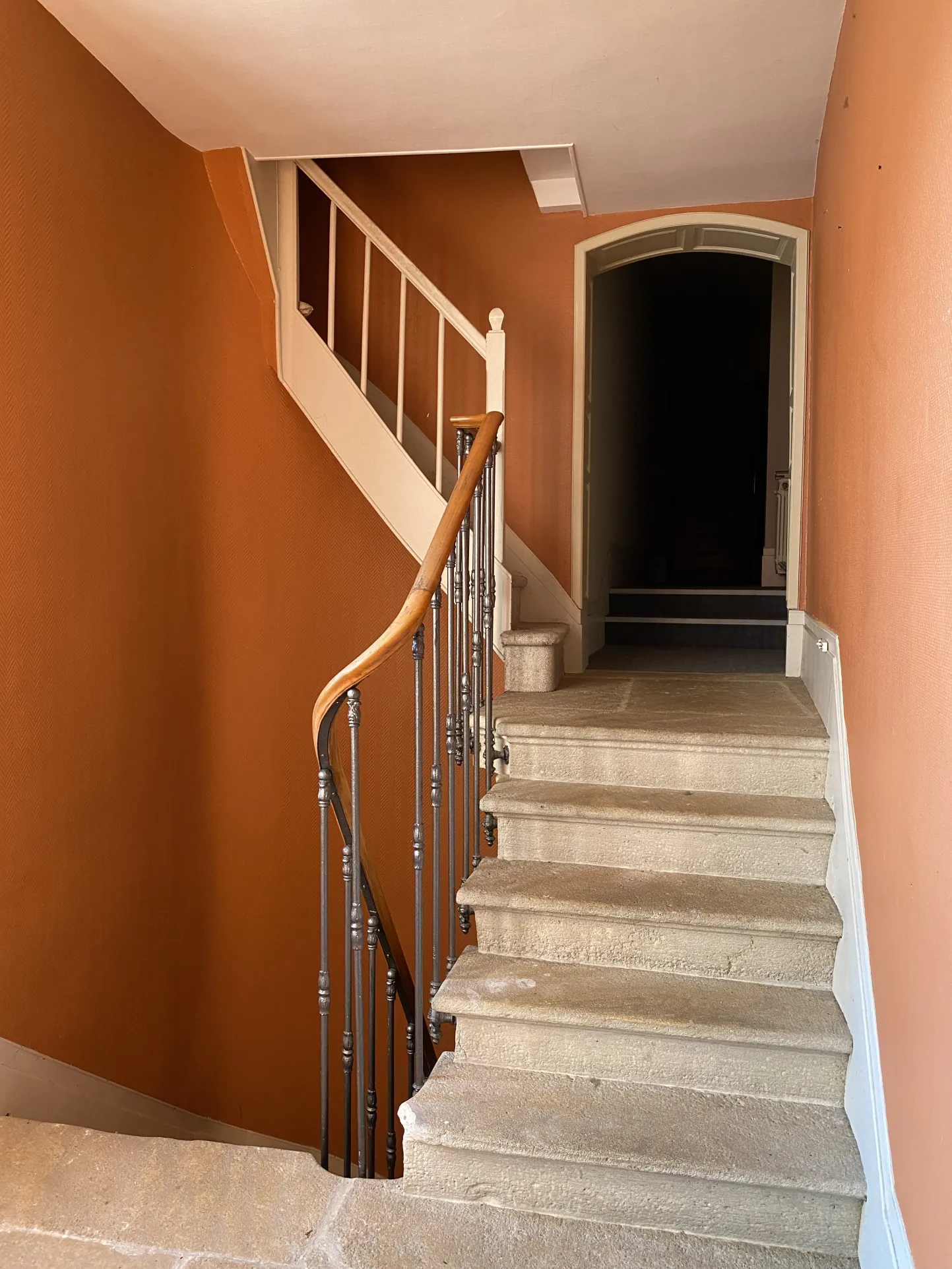 Immeuble de charme à La Réole avec cour, cave et potentiel d'investissement 