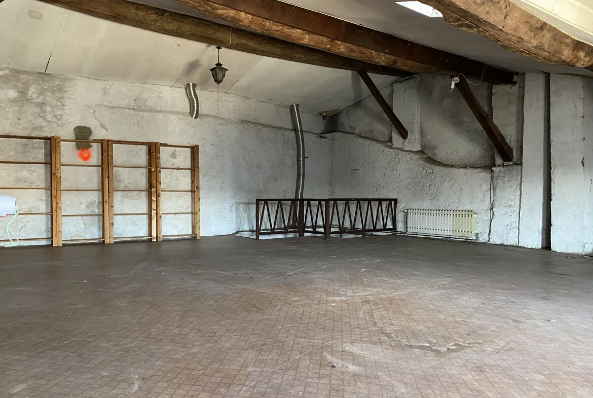 Immeuble de charme à La Réole avec cour, cave et potentiel d'investissement 