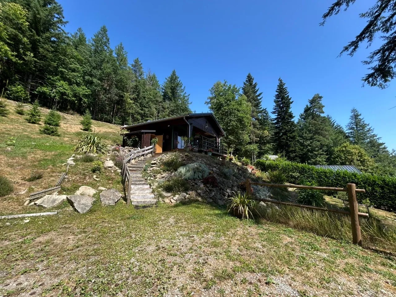 Chalet à vendre à Treignac en Corrèze avec vue sur le Lac des Bariousses 
