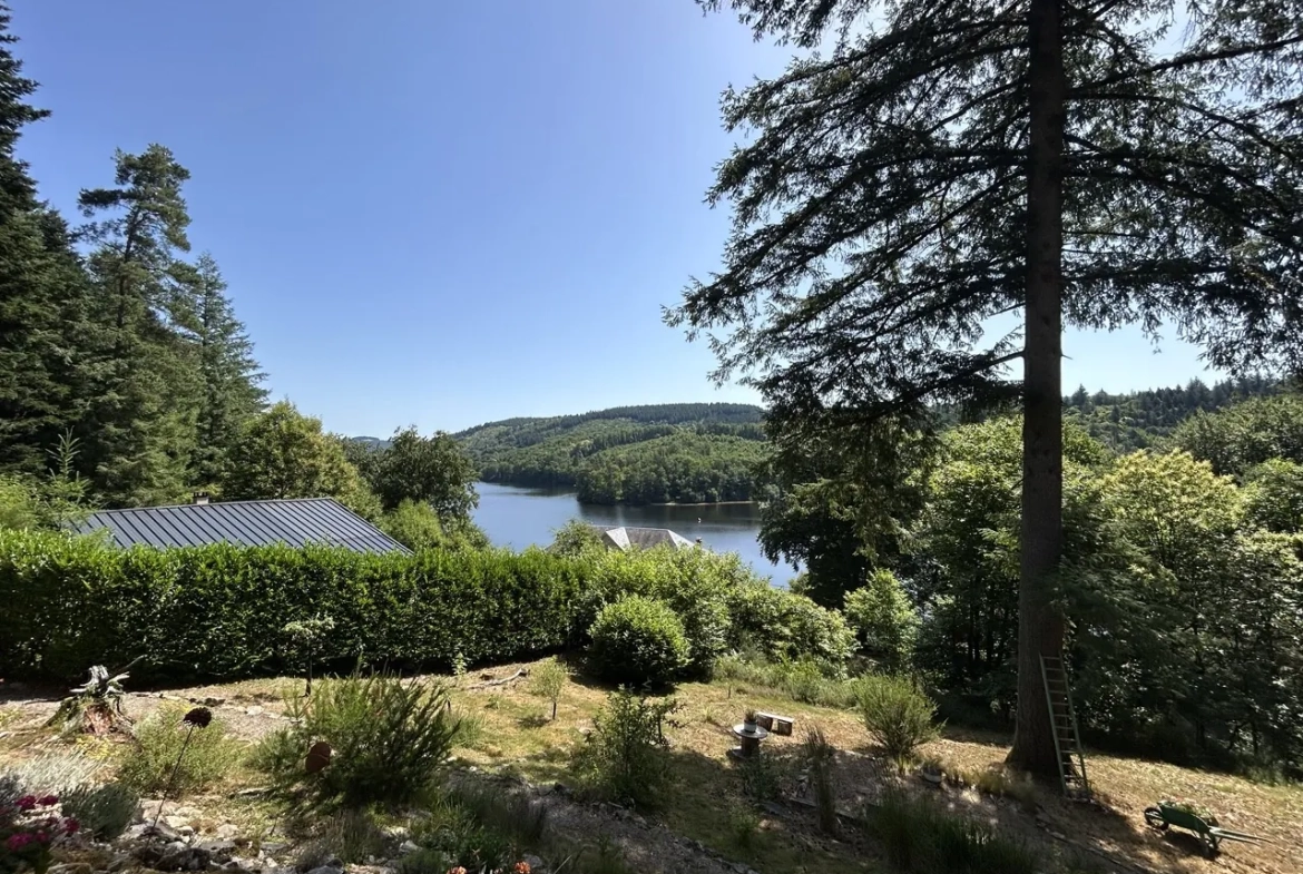 Chalet à vendre à Treignac en Corrèze avec vue sur le Lac des Bariousses 