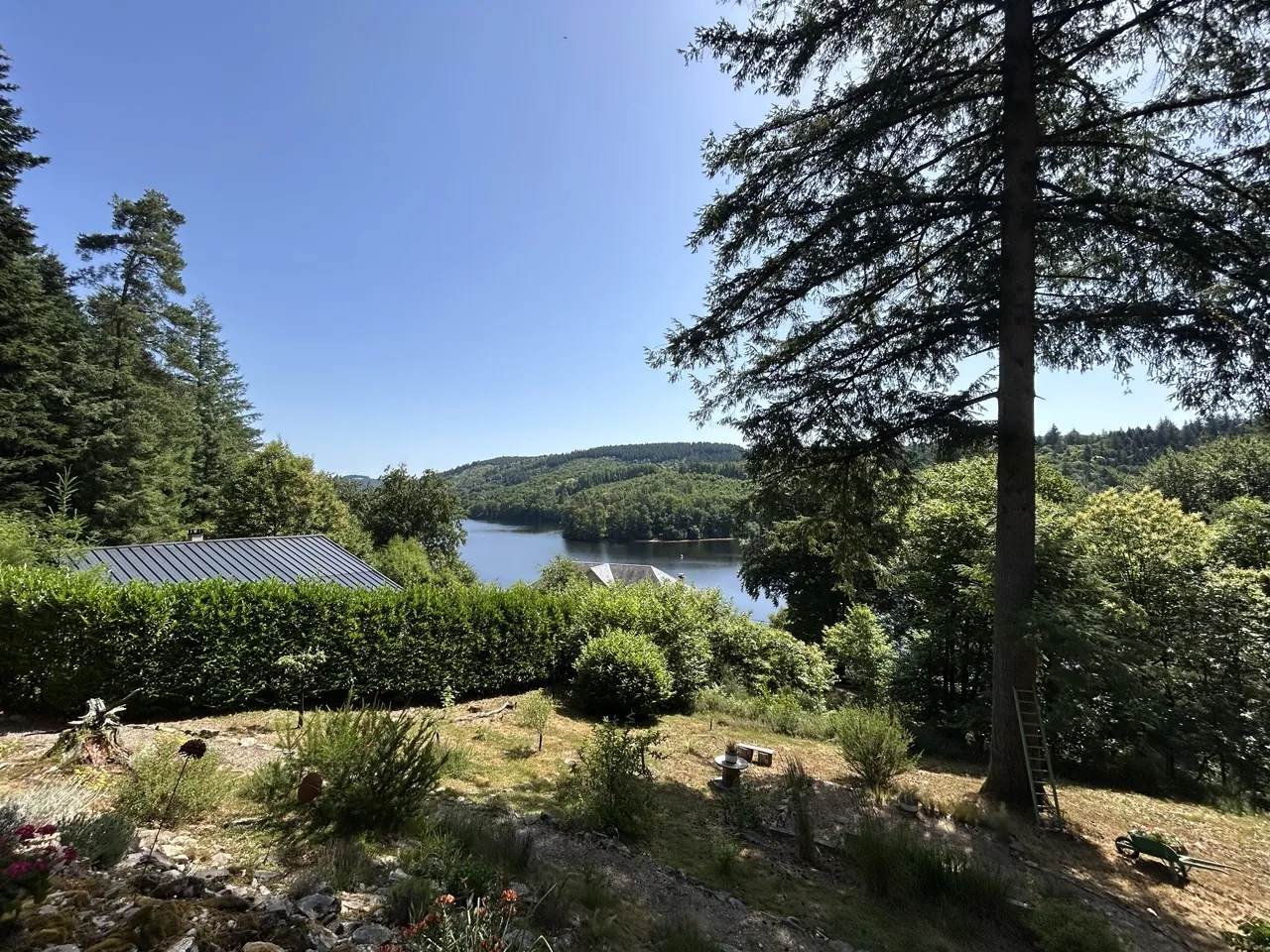 Chalet à vendre à Treignac en Corrèze avec vue sur le Lac des Bariousses 