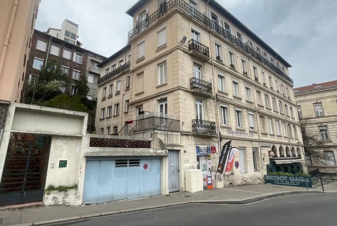 Spacieux appartement de 121 m² avec 3 chambres à Saint-Étienne - Dernier étage avec ascenseur 
