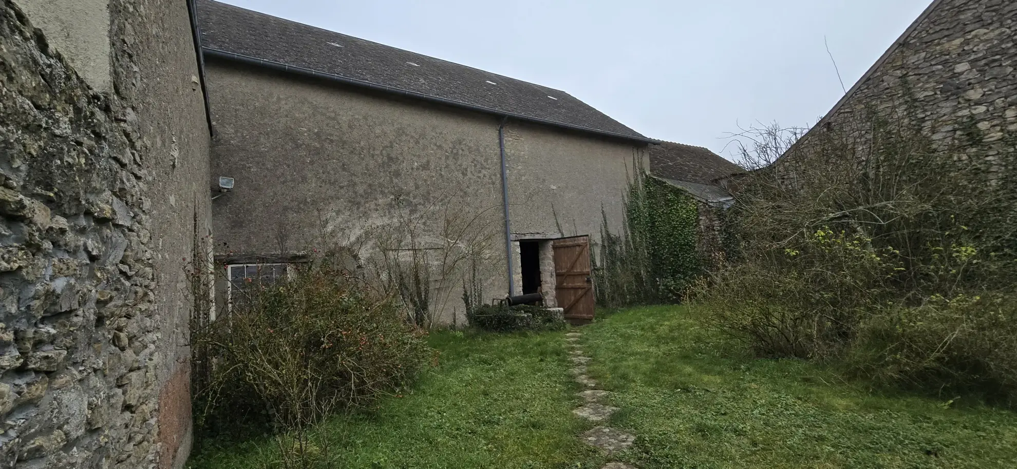 Maison de ville à Oucques avec grange, jardin et potentiel d'aménagement 
