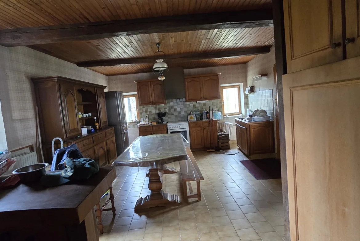 Maison de ville à Oucques avec grange, jardin et potentiel d'aménagement 