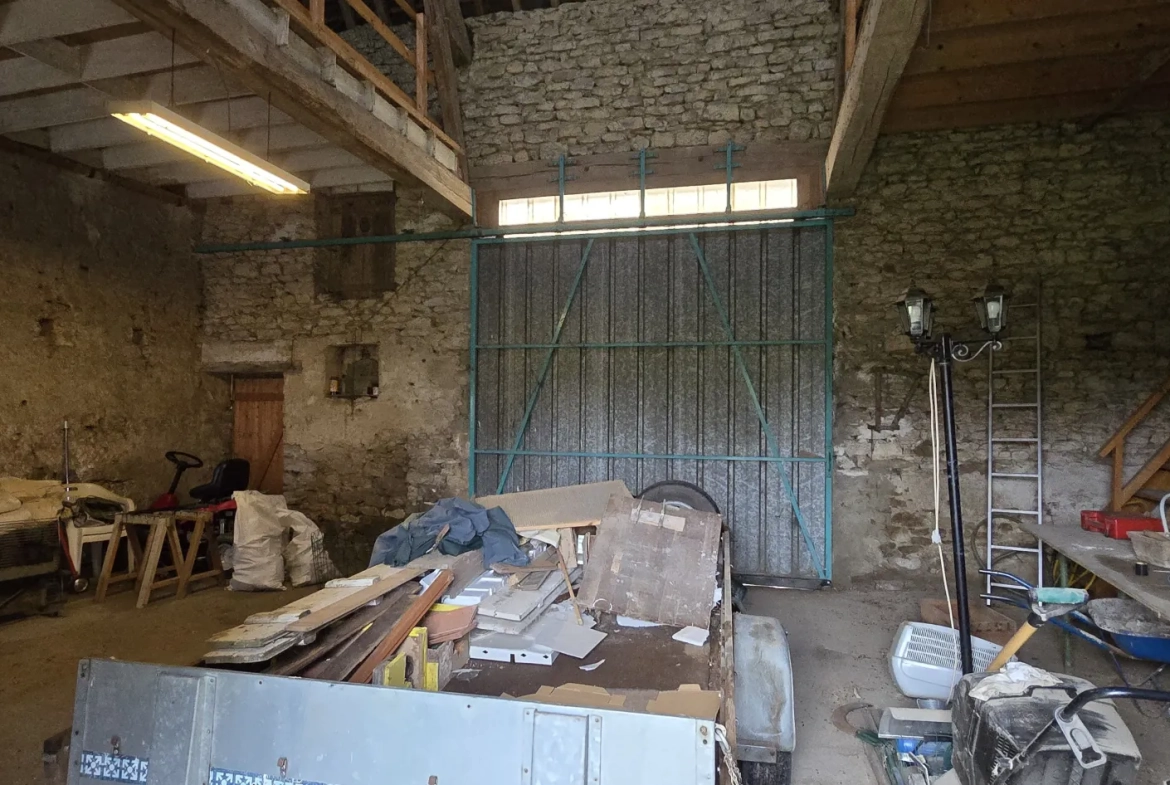 Maison de ville à Oucques avec grange, jardin et potentiel d'aménagement 