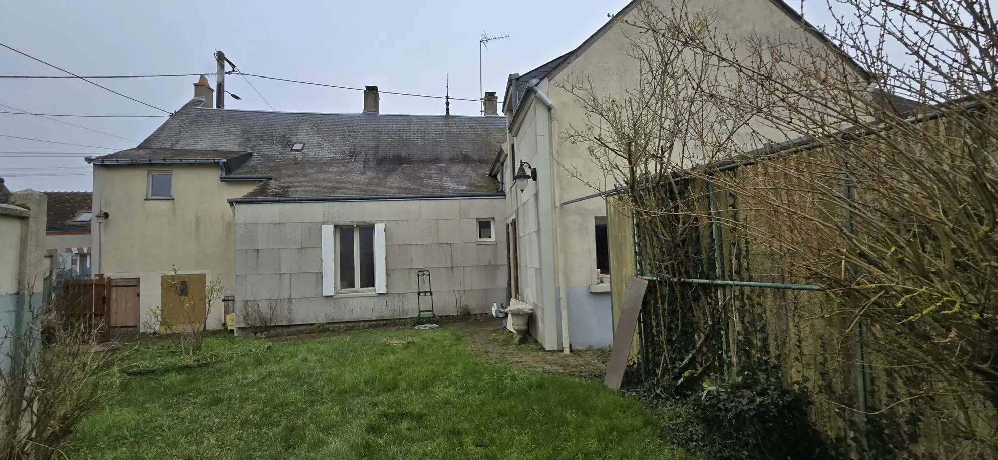 Maison de ville à Oucques avec grange, jardin et potentiel d'aménagement 