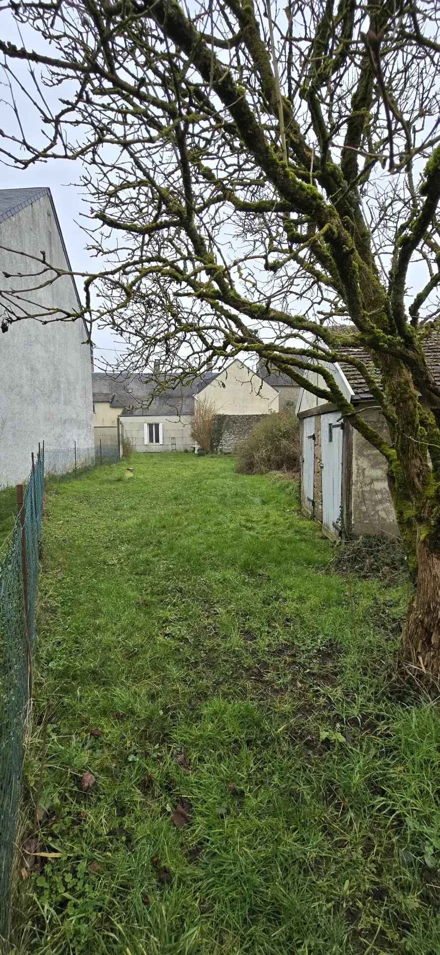 Maison de ville à Oucques avec grange, jardin et potentiel d'aménagement 