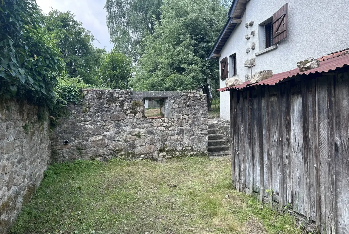 Maison en pierre à Servières-le-Château avec jardin privé - 2 chambres 