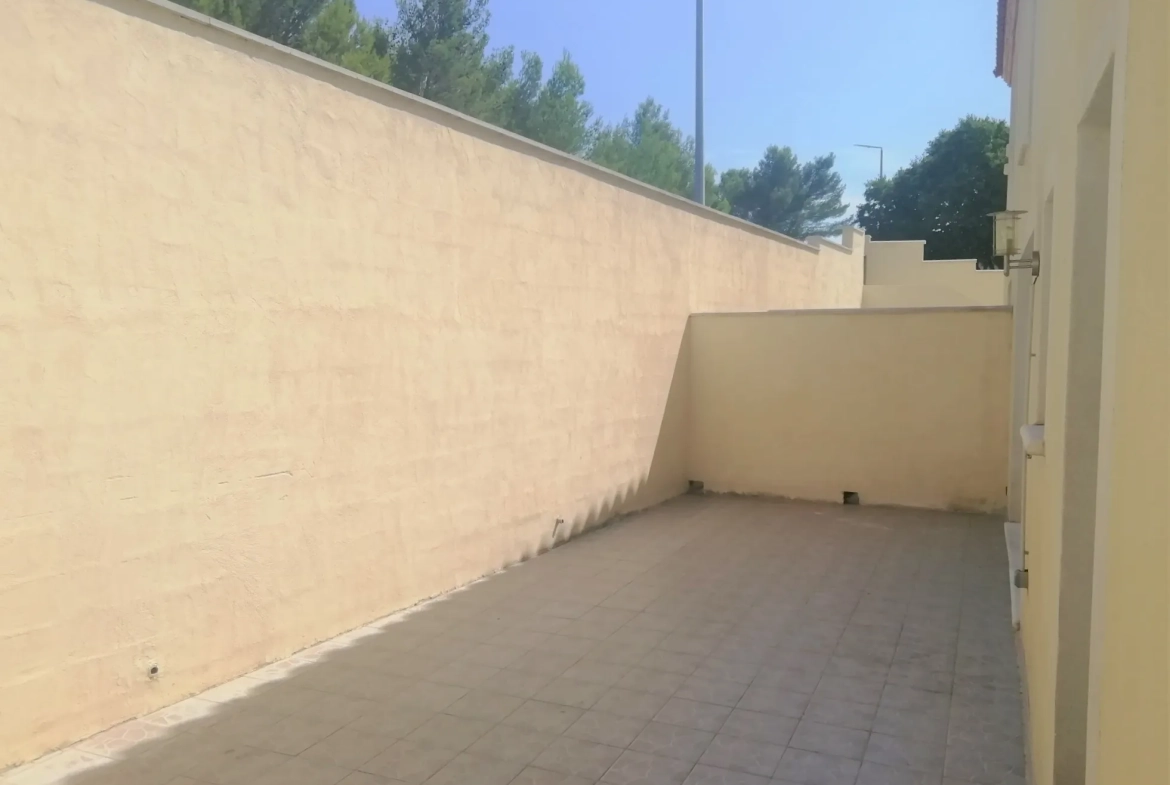 Villa de type 4 avec local commercial à Nîmes - Investissement rentable 